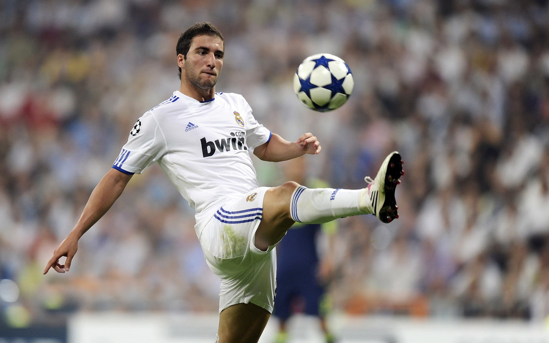 世界排名争夺战之夜,拉文上演压制级发挥,重新定义空中艺术