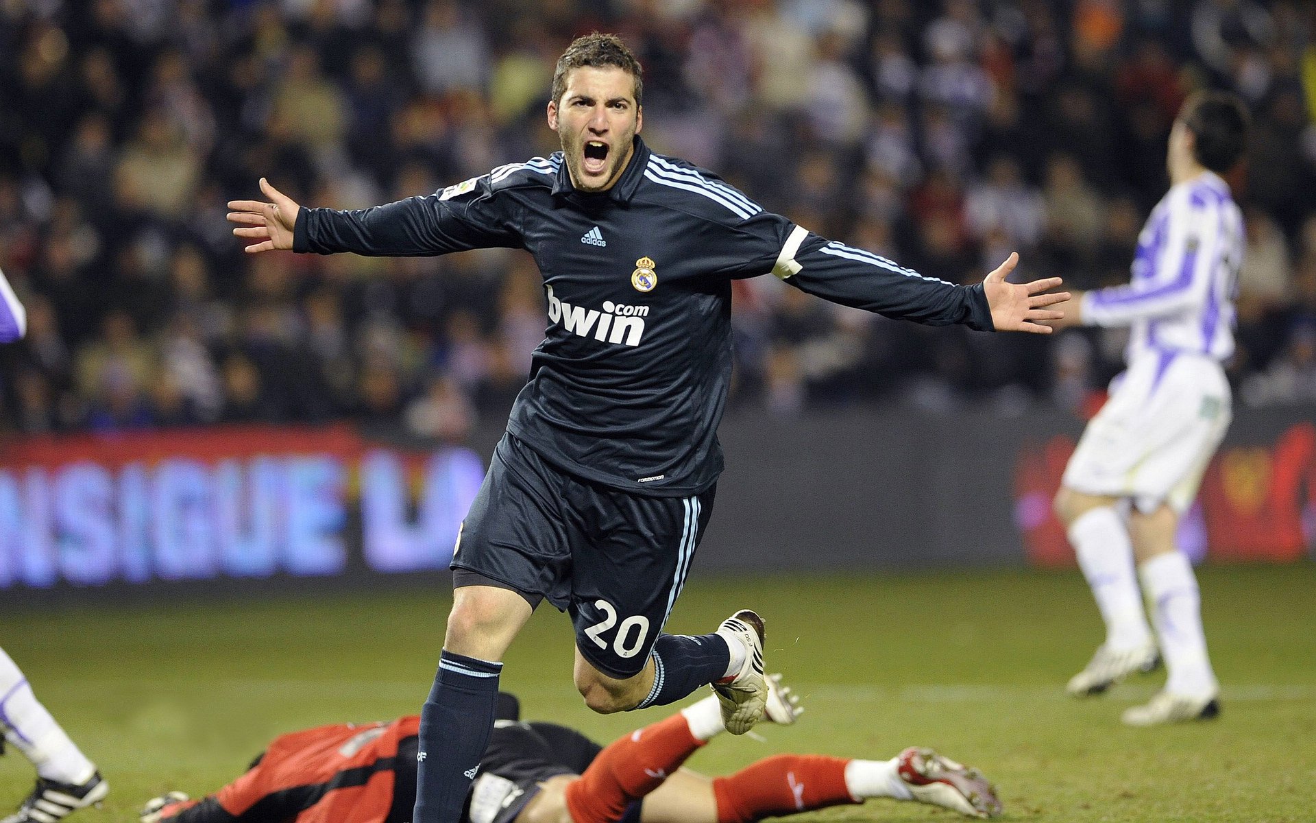 当黄黑奇迹遇见红魔意志，多特蒙德翻盘巴西与拉什福德带队取胜的双重启示