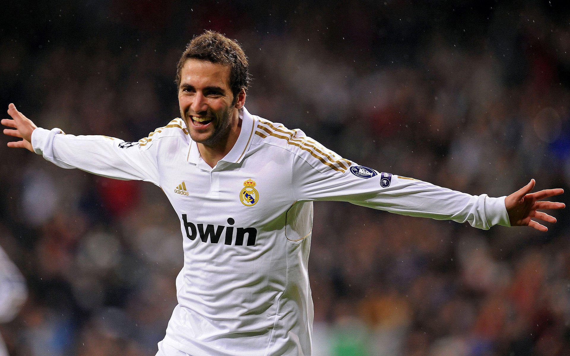 红与黑的宿命对决，汉密尔顿率领法拉利，在锈色风暴中重铸王者权杖